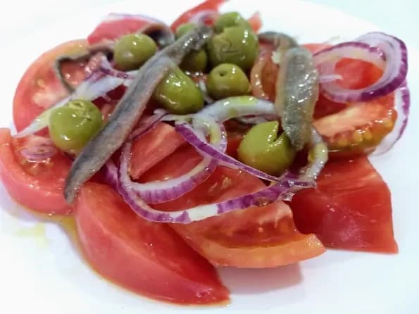 Ensalada de tomate y anchoas